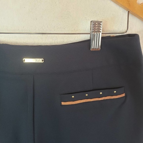 Tail navy golf bermuda shorts with studs and tan stripe details. Like new Sz 6 - Picture 4 of 7